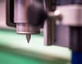 Ein Cutter saust millimetergenau über die Carbon-Matte und schneidet sämtliche Einzelteile in der passenden Faserrichtung aus. Das Programm verteilt die einzelnen Bauteile so auf der Matte, dass möglichst wenig Verschnitt entsteht.