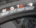 Ready for tubeless: Achten Sie beim Reifenkauf auf die Tubeless-Tauglichkeit des Pneus. Die meisten hochwertigen MTB-Reifen sind bereits für den Einsatz vorgesehen und haben eine Bezeichnung wie tubeless-ready, 2-Bliss oder Ähnliches. Neben der besser abgedichteten Seitenwand, ist der Reifenwulst oft anders ausgeformt, und die Toleranzen im Felgensitz sind enger.