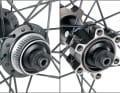 Centerlock und 6-Loch: DT Swiss und Shimano haben Naben mit Centerlock-Aufnahme (links) im Programm. Wer daran eine Sechs-Loch Bremsscheibe fahren will, kann einen Centerlock-Adapter nutzen. Umgekehrt funktioniert das nicht.