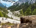 Nicht immer plätschert die Isar so zahm durchs Hinterautal im Karwendel. Durch Schneeschmelze, Regen und Murenabgänge kann das Bächlein in ein paar Stunden zur wilden Wasserwalze anschwellen. Zerstörte Brücken zeugen davon.