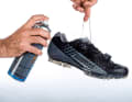 3. Sprühen Sie die Züge und die Einlässe der Spule, für seidigen Lauf, mit etwas Silikon-Spray ein. Alternativ können Sie z. B. auch Ballistol-Universalöl verwenden.
