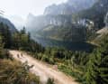 Biken über dem Gosausee mit Blick auf den Dachstein.