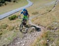Nutze den Trail:  Wer auf den Wegen bleibt, tut der Umwelt Gutes, macht Werbung für unseren Sport und feilt nebenbei an seiner Fahrtechnik. Stefan erklärt, warum.  Auf dem Trail bleiben – Ein Ehrenkodex für Biker. Das hat gleich mehrere Gründe. Einer davon: 1. Neue Wege (siehe Bild) sind meist der Weg des geringeren Widerstands. Drück’ Dich nicht vor der Aufgabe, sondern stelle Dich der Kurve oder Spitzkehre. 