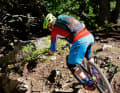 Philip ist Bike-Profi und sollte es wissen: Auf den 3-Länder Enduro Trails darf man nicht zögerlich sein. Draufhalten und Schläge abfedern, sagt er. Ja klar, aber …