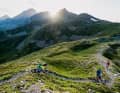 Auf dem Dach der Alpen läuft das so: Die Trails entlang der Gebirgskämme sind sensationell flowig. 