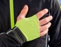 1: Ein Gamascheneinsatz am Ärmelabschluss verhindert, dass die Ärmel nach oben rutschen, hält den Ausgang winddicht und wärmt zusätzlich. Beim Kauf darauf achten, dass die Handschuhe noch über die Gamasche passen.