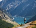 Auf dem Rollercoaster-Ride kann man abheben und dabei einen Sprung in den Lago di Livigno vortäuschen.