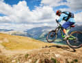 Eine Tour, wie sie im Bilderbuch steht: Nach dem Passo Gallo begleitet der See den Trail ins Tal.