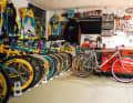 Trikots, Poster, Bikes: Der Keller von Christian ist ein begehbarer Yeti-Schrein.