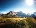 Dolomiten: Gipfeltreffen – Nirgendwo in den Alpen sind die Gipfel so markant wie in den Dolomiten. Schieben sich, wie hier, Sellastock und Marmolada ins Blickfeld, hat man einen der besten Trails mit Lift-Anschluss unter den Reifen. 