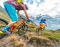 Breite Reifen, lange Gabel und Tele-Stütze werten die Abfahrtsqualität deutlich auf. Im hochalpinen Gelände kommen die Down-Country-Bikes aber an ihre Grenzen.