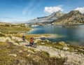 Um den Totensee am Grimselpass führen die typisch gepflasterten Saumwege des Wallis.