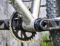 Rabbit Cycles MTB Plus 29/650B: Die titantypischen, zierlichen Schweißnähte werden unter Luft­abschluss gezogen.