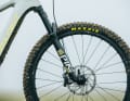 Zentrales Element der Radikal-Diät: die für E-MTB-Verhältnisse schmale Pike Ultimate. 140 mm Hub gibt´s an der Front.