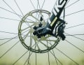 Sram Code RSC-Bremsen mit 200er-Scheiben. Zum Glück sind die Produktmanager der gleichen Meinung wie wir: Hier macht es keinen Sinn, Gewicht zu sparen.