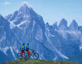 Hat man den Grenzkamm zwischen Ost- und Südtirol erst mal erreicht, genießt man einen freien Blick auf die Drei Zinnen  und die Sextener Dolomiten.