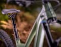 Eine Vario-Sattelstütze mit 80 Millimeter Absenkung macht den Übergang vom Anstieg in den Downhill flüssiger und gibt Sicherheit bergab.