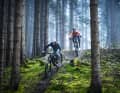 Bei rutschigen Bedingungen geht's mit den E-Mountainbikes und anständigen Reifen besser bergab.