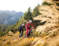 Je breiter die Zielgruppe, desto schwieriger wird es für die Produktentwickler. Beispiel Touren-Fullys: Für diese E-MTB-Klasse interessieren sich sportliche Trailbiker und gemütliche Touren-Cruiser gleichermaßen. Kein Wunder also, dass wir unter den neun Touren-Fullys in diesem Test unterschiedlichste Charaktere entdeckt haben.