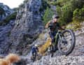 Auf der Bergtour warten knifflige Anstiege? R Raymon und Giant setzen auf sehr lange Ketten­streben und steile Sitzwinkel. Damit sind auch anspruchsvolle Rampen gut zu meistern.