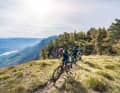 Trailbikes sind leicht genug, um mit ihnen über die Alpen zu fahren, und selbst vor anspruchsvollen Abfahrten schreckt man auf ihnen nicht zurück. Wie viel Alleskönner darf man für 4000 Euro erwarten?