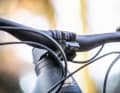 Bulls Sonic Evo Am 3 Carbon | Das Elektrokabel läuft bei Bulls elegant durch den eigens entwickelten Vorbau. An die Monkey-Link-Halterung kann ein passendes Frontlicht angeklickt werden, das automatisch Strom vom Haupt-Akku bezieht.