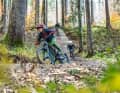 Die Kinder sind gerade mal aus den Windeln raus, da fliegen sie auf dem Trail schon an ihren eltern vorbei. Klar, dass auch das Material mit den wachsenden Ansprüchen der Kids mithalten muss. Besonders Junior-Fullys sind heute kleine Kopien ihrer großen Brüder. Wir haben sechs Kids mit sechs spannenden Modellen auf den Bikepark Oberammergau losgelassen.