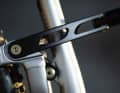 "Pedal to the Metal" – Der Rocker-Arm aus Aluminium ist schwarz eloxiert.