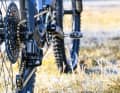 Eine Sram XX1 AXS Eagle sortiert die Gänge im Heck. Exklusiver geht's nicht. Die goldene Kette setzt das Farbschema des Bikes konsequent fort.