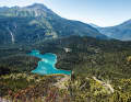 Supertrail am Blindsee Seit Jahren die Vorzeige-Tour der Region – und das völlig zu Recht. Der Blindsee Trail verbindet pures Mountainbiken mit atemberaubenden Blicken. Stets im Fokus: der Blindsee mit seinen karibischen Farben tief unten im Tal. Der Trail dorthin ist explizit als Bike-Strecke ausgewiesen und wird regelmäßig gepflegt. Doch seinen natürlich-alpinen Charakter darf er behalten. Deshalb bleiben seine steilen, teils schottrigen Kurven eine Herausforderung – an deren Ende aber die große Belohnung wartet: der Sprung ins glasklare Bergwasser.