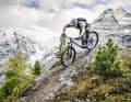 Ordentlich bergauf und noch besser bergab: Ein All Mountain muss per Definition in jedem Gelände glänzen. Dieser Spagat gelingt jedoch nicht jedem unserer Test-Bikes. Ist der Fokus auf die Abfahrtsqualitäten zu stark, leidet oft die Allround-Fähigkeit.