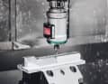 Der CNC-gefräste Alu-Deckel wiegt lediglich 43 Gramm. Geschlossen wird das Staufach mit Magnetkraft. Eine dünne, in den Deckel eingeklebte Gummischicht schützt den Rahmen vor Kratzern.