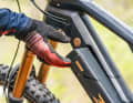 Rotwild R.E 375 Pro: Das geöffnete Unterrohr macht das Rotwild ca. ein halbes Kilo schwerer, aber der Wechsel-Akku hat Vorteile. Durch den klappernden Akku (laut Hersteller einstellbar) war das Bike bergab recht laut.