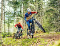 Ich bin schon da! Das Rotwild kann das Specialized buchstäblich auf Knopfdruck abhängen. Der EP8 ermöglicht dem R.E375 Uphillflow in Passagen, wo der Kenevo-Pilot um Vortrieb kämpft.