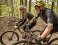 BIKE-Reporter Henri Lesewitz knetet neben Stephan Wolfer (links) den Berg hoch. Wolfer, der zusammen mit seinem Bruder die Radklamotten-Manufaktur Everve führt, unterstützt die Big 3-Challenge als Sponsor – und spult die Härteprüfung natürlich persönlich mit ab.