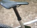 BMC Fourstroke 01 Two: Die Höhe der oval geformten und integrierten Sattelstütze lässt sich via Inbus am unteren Sitzrohrende verstellen. 
