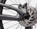 Hinten verzögert beim Jekyll 2 eine Shimano Deore-Vierkolbenbremse mit 203-mm-Scheiben.