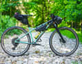 Dass man mit der Aluminiumversion des Cale
 bei Ultra-Langstreckenrennen vorne mitfahren kann, hat der Franzose Sofiane Sehili bei seinem French-Divide-Sieg gezeigt. Serienmäßig ist das Rad ein Trail-Hardtail mit 130-mm-Gabel und grobstolligen Kenda-Reifen (14,2 kg). Mit der Carbon-Starrgabel und dem Reifenumbau drückt man das Gewicht um zwei Kilo.