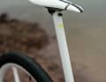 Als coole Leichtbau-Option steckt Dangerholm eine individuell lackierte Schmolke Carbon TLO-Sattelstütze mit passendem Tune Speedneedle Twenty20-Sattel in den Rahmen.