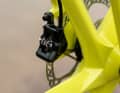 Für die nötige Verzögerung sorgt die Trickstuff Piccola Carbon. Die Bike Ahead Biturbo RS Carbon-Laufräder sind passend zur Rahmenfarbe lackiert.