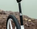 Alternativ steckt Dangerholm für technischere Strecken eine Rockshox Reverb AXS-Variostütze mit Berk Composites-Sattel ins Sitzrohr.