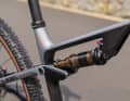 Wie beim Vorgänger-Bike bleibt Cube dem Viergelenker-Hinterbau treu und platziert den Dämpfer liegend unterm Oberrohr.