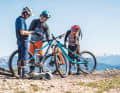 Die beiden Carbon-Enduros von Cube und Conway sind die leichtesten im Vergleich. Meist ist die Abstimmung der teureren Federelemente durch die Fülle an Einstelloptionen aufwändiger als an den günstigen Exemplaren.