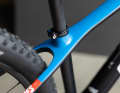 Beim Design schmückt das Carbon-Hardtail eine spezielle Action-Rookies-Lackierung.