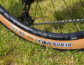 Auf den Alu-Felgen der Newmen-Laufräder drehen sich 2,35 Zoll breite Maxxis Rekon Race-Reifen im Skinwall-Optik.