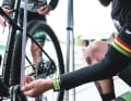Tester Andy Scholz stellt das Specialized Chisel ein, dass er in der ersten Runde fahren wird. Um die Standzeit beim Wechsel der Bikes minimal zu halten, wurden die Sitzhöhen vorher notiert.