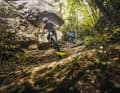 Nicola Seriati in seinem Element auf steilem, technischem Trail. Dahinter: Claus Fleischer. Der Chef von Bosch eBike Systems ist auch für jeden Spaß zu haben.