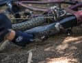 Am Levo wird der 700er-Akku vor dem Motor aus dem Unterrohr gezogen. Bei YT entnimmt man den Akku klassisch. Beide Batterien lassen sich ohne Schlüssel wechseln. Bei Specialized löst man eine Schraube, bei YT müssen zwei Bolzen entfernt werden.