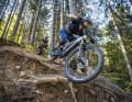 Testsieger gegen Testsieger. Specialized Levo Expert (hinten links) gegen YT Decoy Core 4 (vorne rechts). Für unser Top-Duell haben wir die begehrtesten Kandidaten für trail- und abfahrtsorientierte E-Biker geladen. Wer holt sich die Krone der E-Enduros?