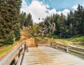 Lass’ fliegen! Um es bei vielen Sprüngen im DH-Track in die Landung zu schaffen, brauchst Du Skills und Mut.